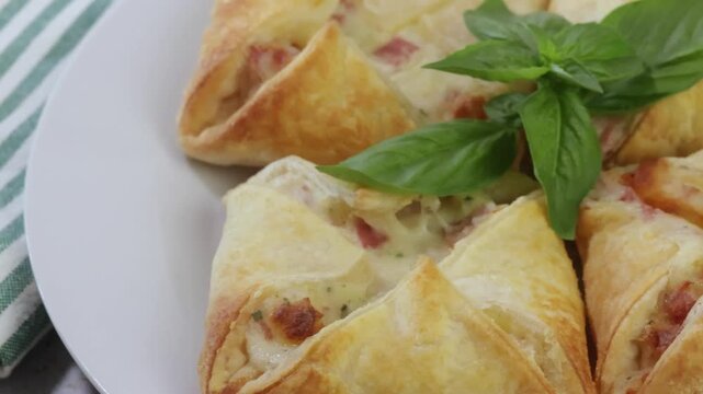 Paniers feuillet&eacute;s jambon et emmental dor&eacute;s, en gros plan