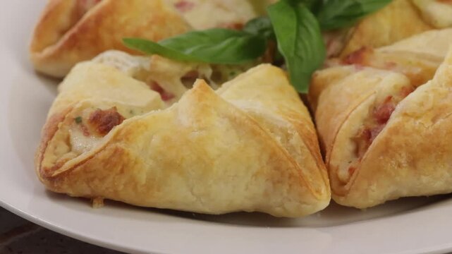 Paniers feuillet&eacute;s jambon et emmental dor&eacute;s, en gros plan