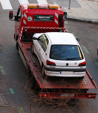 Mapfre gr&uacute;a asistencia en carretera seguro de coche y remolcar coche averiado bater&iacute;a y mec&aacute;nica en plataforma