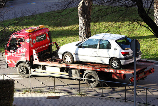 Mapfre gr&uacute;a asistencia en carretera seguro remolcar coche en plataforma ayuda