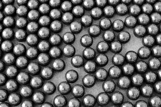 Gros plan sur de multiples boules  grises en acier dispos&eacute;es en rang&eacute;es. Motifs sph&eacute;riques formant une figure g&eacute;om&eacute;trique avec des &eacute;l&eacute;ments ronds r&eacute;p&eacute;titifs.
