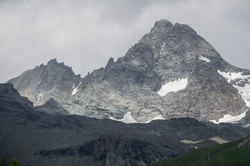 Obraz premium Grossglockner mountain in the Austrian Alps under a cloudy sky