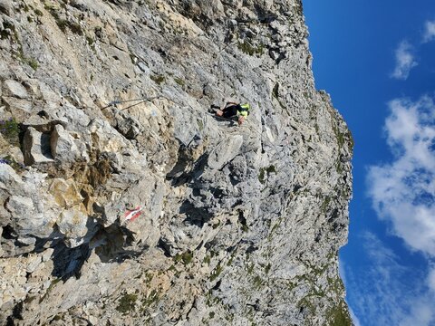 Kletterer in Klettersteig auf die Porze