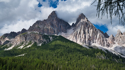 Spektakularny krajobraz Dolomitów w okolicy Cortiny d’Ampezzo we Włoszech, z majestatycznymi szczytami górskimi i malowniczym alpejskim krajobrazem © BMC