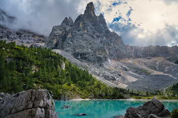 Jezioro Sorapis w Dolomitach we Włoszech – turkusowe alpejskie jezioro otoczone spektakularnymi szczytami górskimi i dziewiczym krajobrazem Alp © BMC