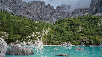 Jezioro Sorapis w Dolomitach we Włoszech – turkusowe alpejskie jezioro otoczone spektakularnymi szczytami górskimi i dziewiczym krajobrazem Alp © BMC