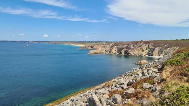 Beau panorama sur la c&ocirc;te rocheuse et les falaises de la presqu'&icirc;le de la Ch&egrave;vre, avec la plage de la Palue et la pointe de Dinan au fond &agrave; gauche (presqu'&icirc;le de Crozon, Finist&egrave;re, Bretagne)