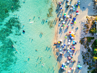 Estate a Marina di Taranto: acque turchesi e ombrelloni colorati dall'alto - Lido Torretta, Marina di Lizzano, Puglia, Italia © Andrea Carro