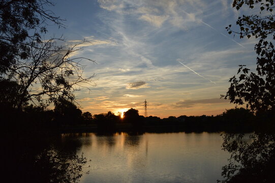 Ciel cr&eacute;pusculaire d'&eacute;t&eacute; sur le lac