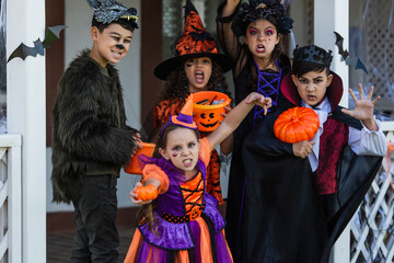 Naklejka premium Little ghosts and goblins celebrate Halloween with laughter and fun costumes