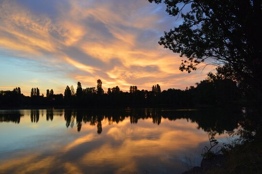 Couch&eacute; de soleil sur un lac avec reflets dans l'eau 