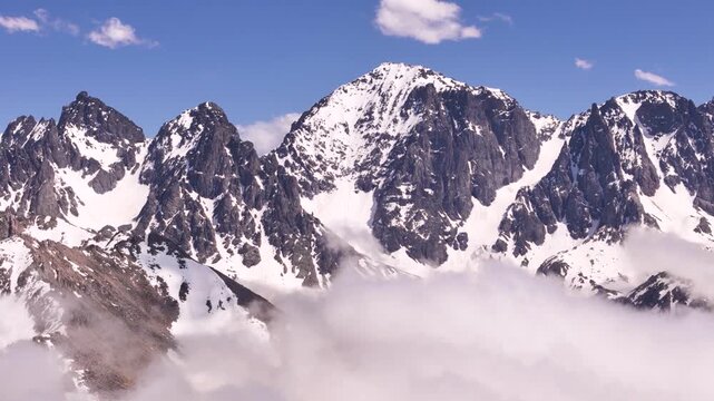 Footage of the snow-capped Ka&ccedil;kar Mountains in T&uuml;rkiye's Rize province.