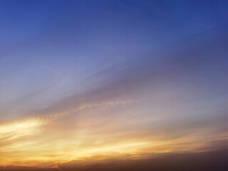 Obraz premium Colorful Sunset Sky with Soft Clouds and Glowing Horizon
