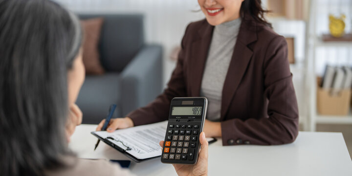 Professional agents, financial advisors, or health insurance brokers discuss and provide advice on financial planning for senior life.