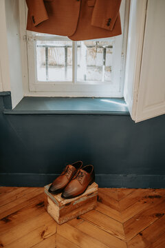 Chaussures et veste du mari&eacute; pr&eacute;par&eacute;es pour le mariage