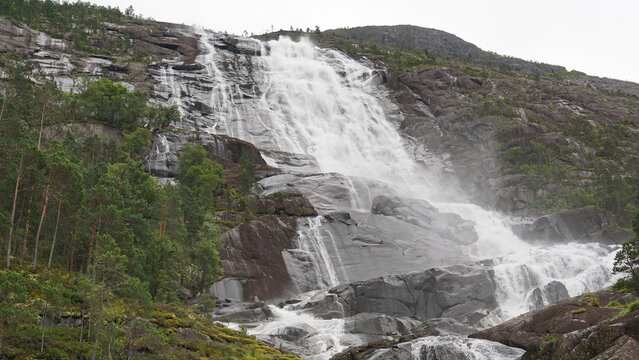 Naturschauspiel in Norwegen - Langfossen Wasserfall, h&ouml;chster Wasserfall der Welt mit &uuml;ber 600 Metern - A path across the water to Langfossen waterfall in Norway, the highest waterfall