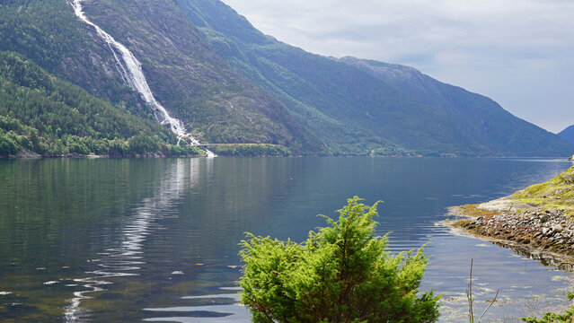 Weg &uuml;bers Wasser zum Langfossen Wasserfall in Norwegen, h&ouml;chster Wasserfall der Erde - A path across the water to Langfossen waterfall in Norway, the highest waterfall in the world