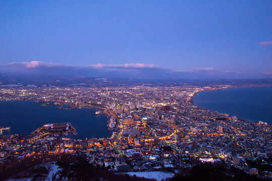 黄昏時の函館山山頂からの夜景と市街地パノラマ（Night view and cityscape panorama from Mount Hakodate at twilight）
