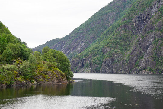 Fjord am Langfossen Wasserfall - Fahrt mit dem Boot durch den Fjord, rechts und links Berge und Felsen, Norwegen