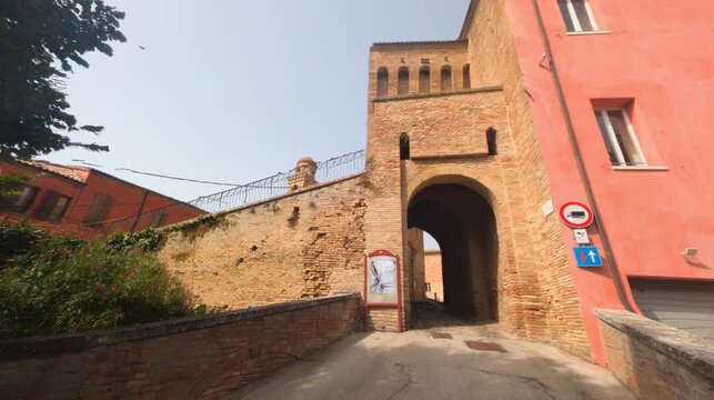 Porta Montanara a Saludecio: l'antica torre fortificata e le mura medievali