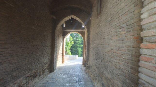 Porta Marina a Saludecio: l'antico accesso malatestiano al borgo dei murales