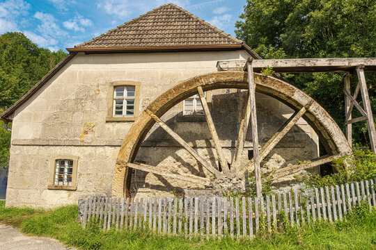 The Heroldsm&uuml;hle with its old mill wheel in the Leinleitertal valley in Franconian Switzerland.