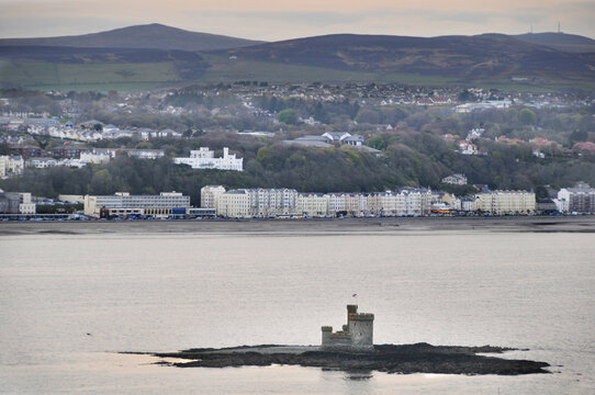 Die Douglas Bay mit dem Tower of Refuge