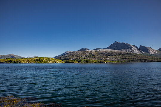 Sonnenschein und wolkenloser Himmel &uuml;ber dem Efjord in Norwegen