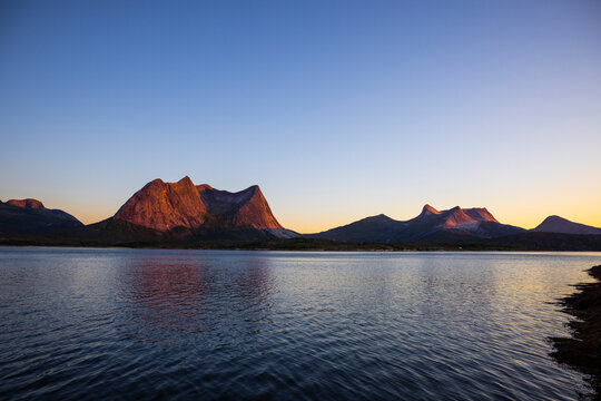 Mitternachtssonne mit Abendrot am Efjord in norwegen