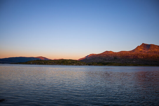 Mitternachtssonne mit Abendrot am Efjord in norwegen