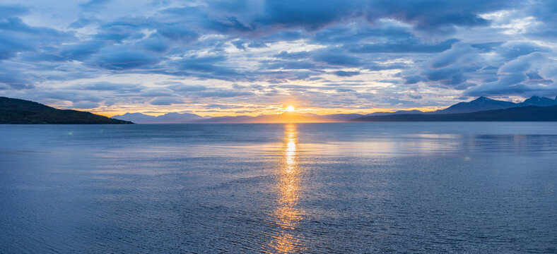 Sonnenuntergang am Ofotfjord mit Blick auf die Lofoten