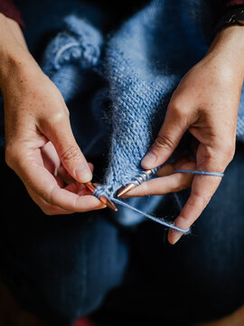 Hands knitting in continental style