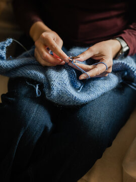 Hands knitting in continental style