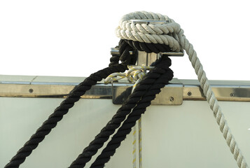 Thick ropes of black and white are secured around a metal cleat © Sergio Delle Vedove