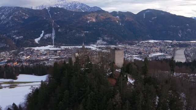 Luftaufnahme der Ruine Thierberg bei Kufstein in Tirol, Oesterreich. Mittelalterliche Hoehenburg mit Kapelle und winterlichem Blick auf Inn Fluss, Inntal und Kaisergebirge.