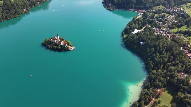 Baie turquoise du lac de Bled et son &icirc;le pittoresque vues d'en haut, Slov&eacute;nie