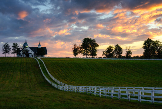 scenic barn, kentucky bluegrass region