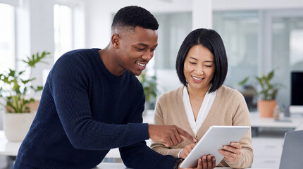 Obraz premium Black man explaining digital form on tablet to Asian woman in office. Diverse colleagues working on digital administration and public services. Teamwork and collaboration in modern workplace