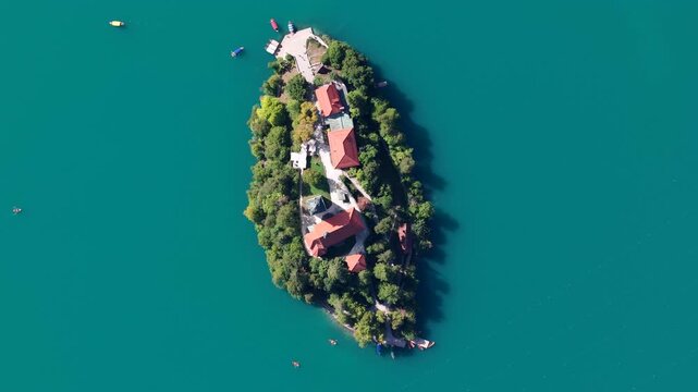 Vue a&eacute;rienne verticale de l'&icirc;le de Bled et de son &eacute;glise au milieu des eaux turquoise du lac de Bled, Slov&eacute;nie