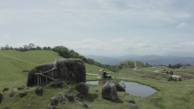 Vista a&eacute;rea de um acampamento com carro em uma bela paisagem montanhosa verde