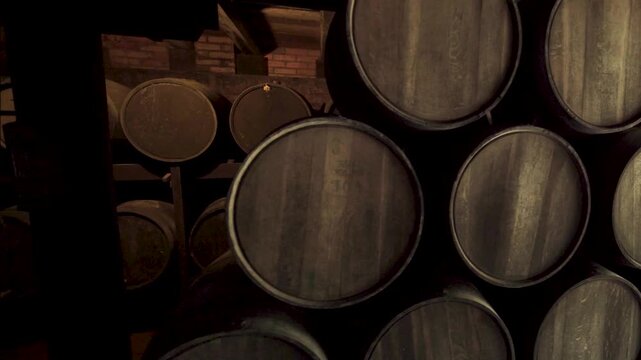 Barris de carvalho empilhados em adega tradicional para envelhecimento de vinho, ilumina&ccedil;&atilde;o dram&aacute;tica.