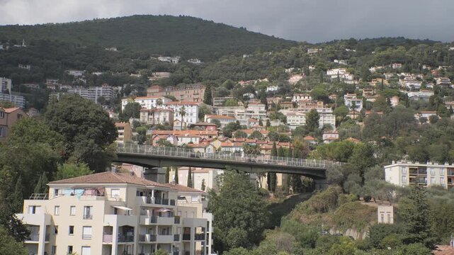 Vue panoramique sur Grasse avec voitures circulant sur un pont