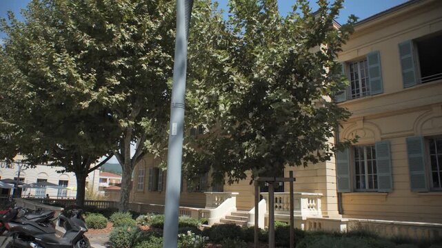 Fa&ccedil;ade d&rsquo;un b&acirc;timent institutionnel &agrave; Grasse dans les Alpes-Maritimes