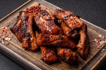 Grilled pork or beef ribs seasoned with salt and spices, served in sauce. Grilled ribs © chernikovatv