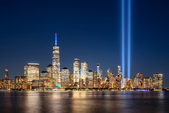 UNITED STATES, NEW YORK CITY, LOWER MANHATTAN. TRIBUTE IN LIGHT WITH THE SKYCRAPERS OF FINANCIAL DISTRICT WORLD TRADE CENTER