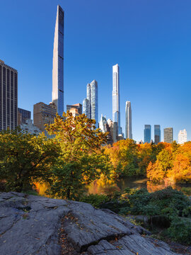 UNITED STATES, NEW YORK CITY, MANHATTAN. CENTRAL PARK IN FALL WITH VIEW ON THE MIDTOWN BILLIONAIRES ROW SKYSCRAPERS INCLUDING STEINWAY TOWER, ONE57, CENTRAL PARK TOWER