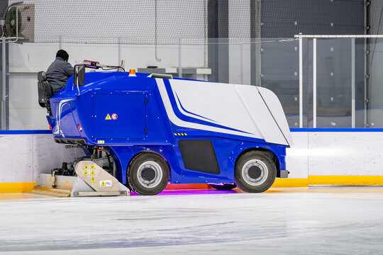 It is professional equipment designed for the maintenance of sports facilities and the preparation of ice for hockey matches.