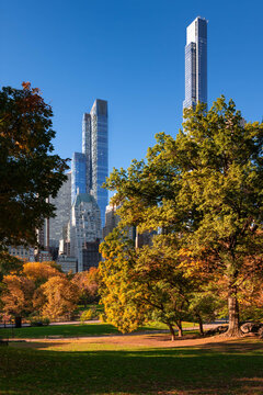 UNITED STATES, NEW YORK CITY, MANHATTAN. CENTRAL PARK IN FALL WITH VIEW ON THE BILLIONAIRES ROW SKYSCRAPERS ONE57 AND CENTRAL PARK TOWER