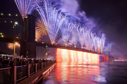 UNITED STATES, NEW YORK, BROOKLYN. MACY?S 4TH OF JULY NATIONAL DAY FIREWORKS DISPLAY ON THE BROOKLYN BRIDGE. INDEPENDENCE DAY US INDEPENDENCE DAY