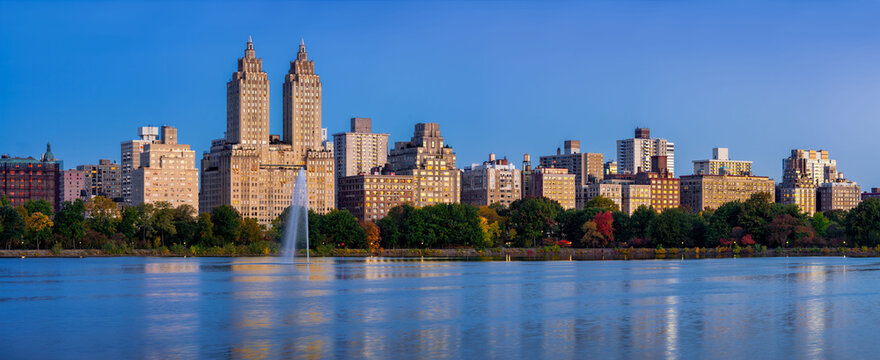 UNITED STATES, NEW YORK CITY, MANHATTAN, UPPER WEST SIDE. CENTRAL PARK WEST AND THE JACQUELINE KENNEDY ONASSIS RESERVOIR AT DAWN PANORAMIC